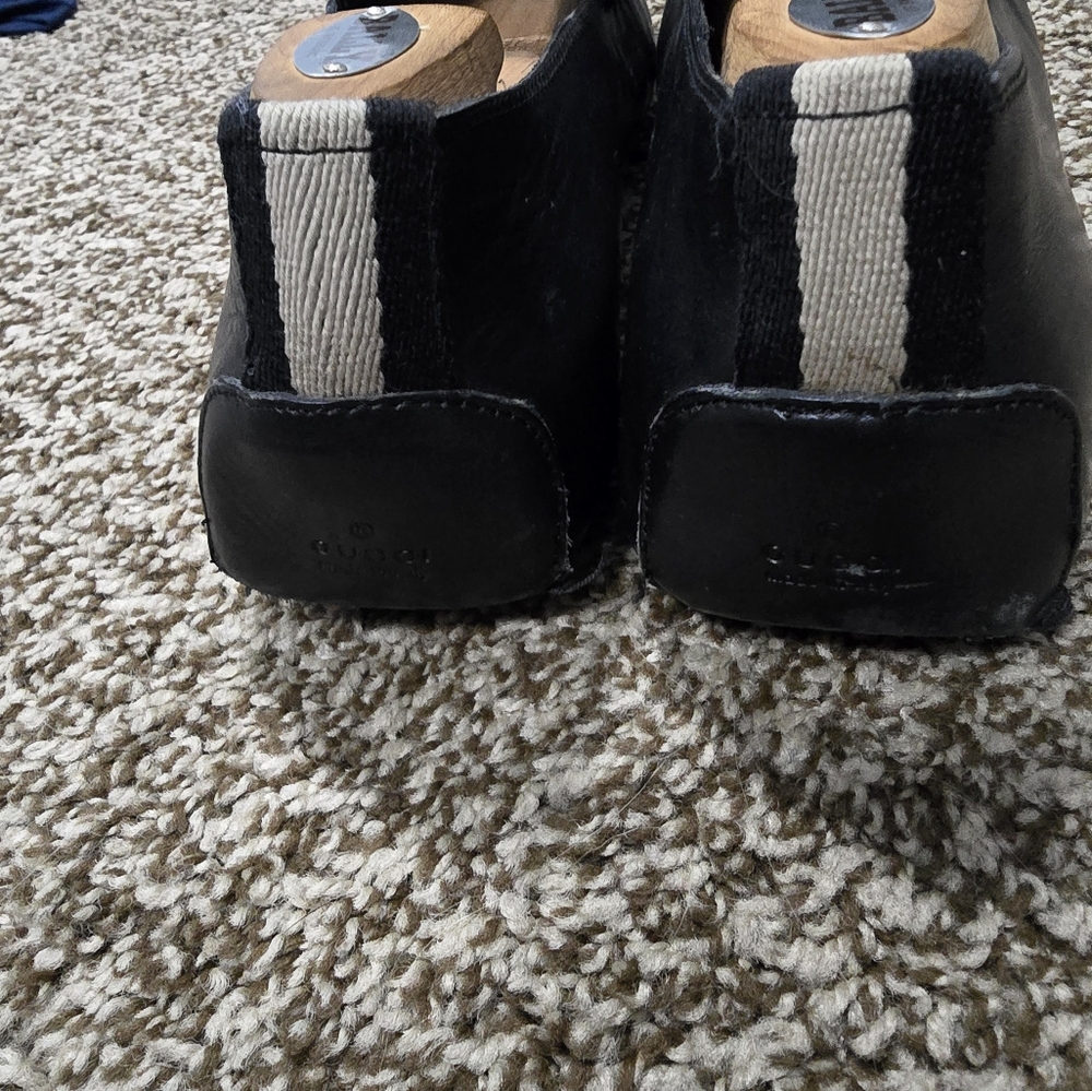 Gucci Black Leather Slip-On Loafers with Apron Stitching - Picture 4 of 10